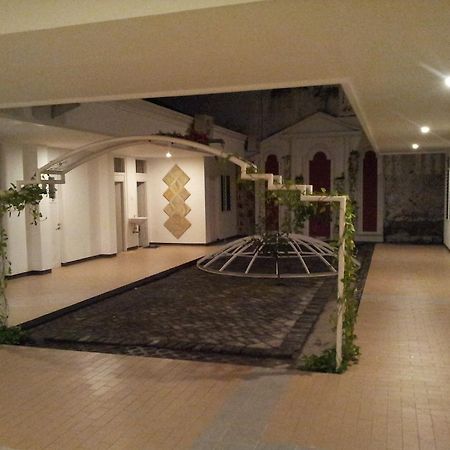 Loxy Inn スラバヤ エクステリア 写真