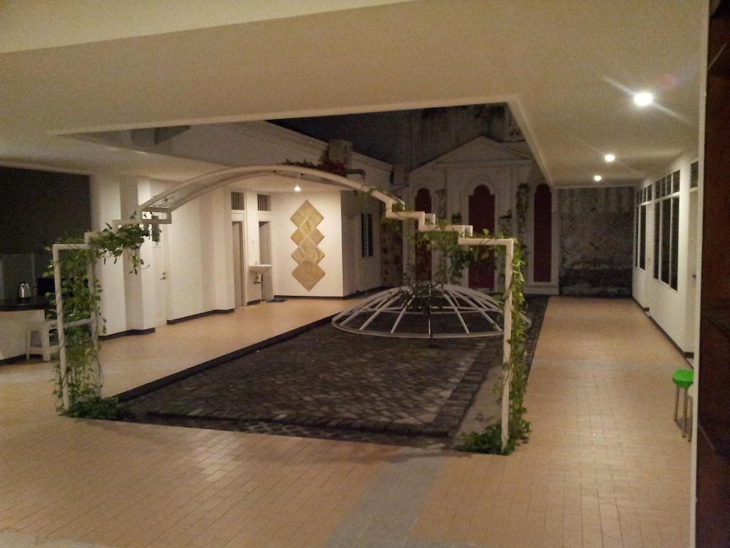 Loxy Inn スラバヤ エクステリア 写真